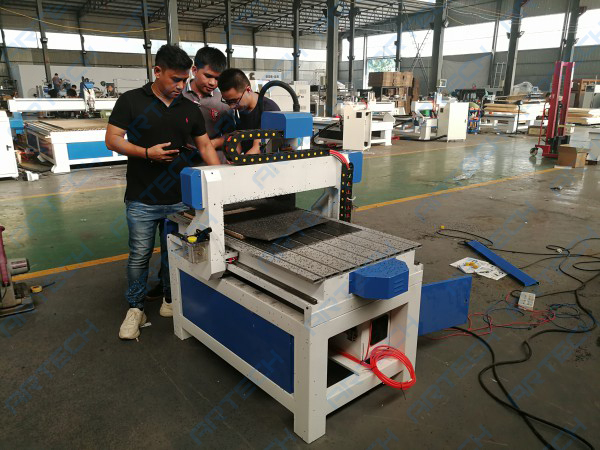 Thailand customers got free training advice toward 4040 cnc router in our factory